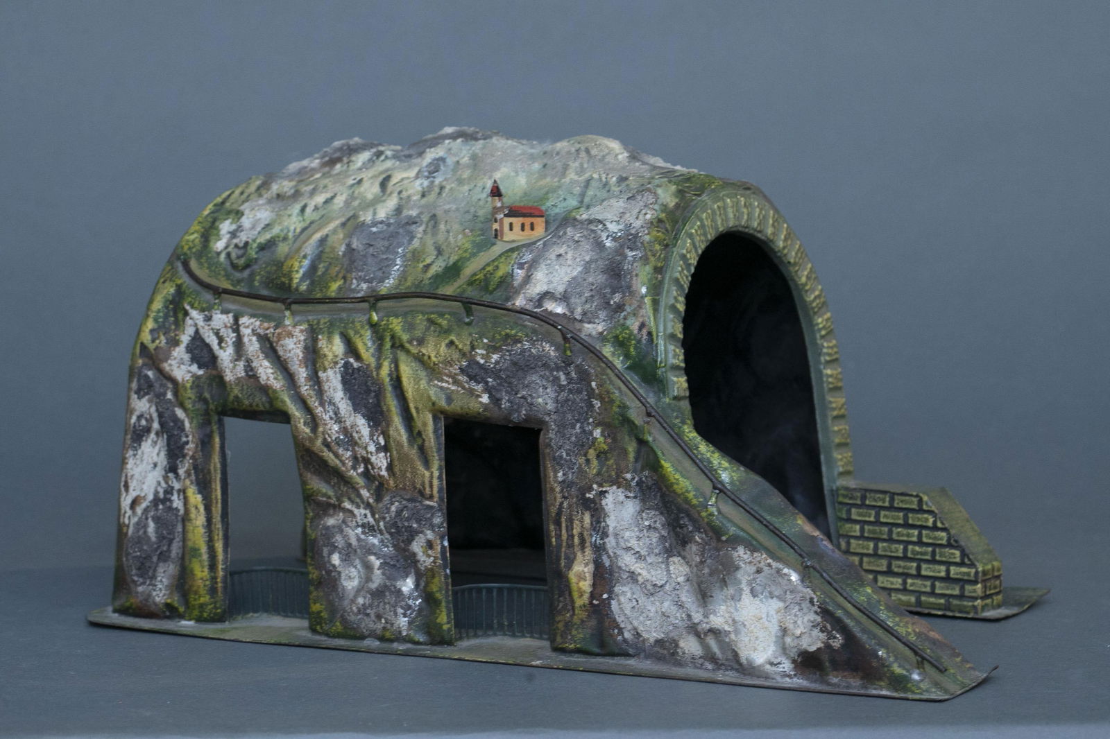 Prewar Marklin tin tunnel (1 of 5)