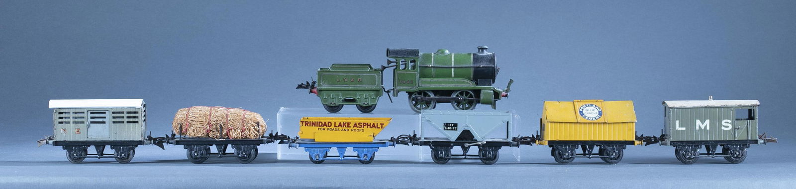 Mecanno Hornby O Gauge wind up train and six cars (1 of 7)