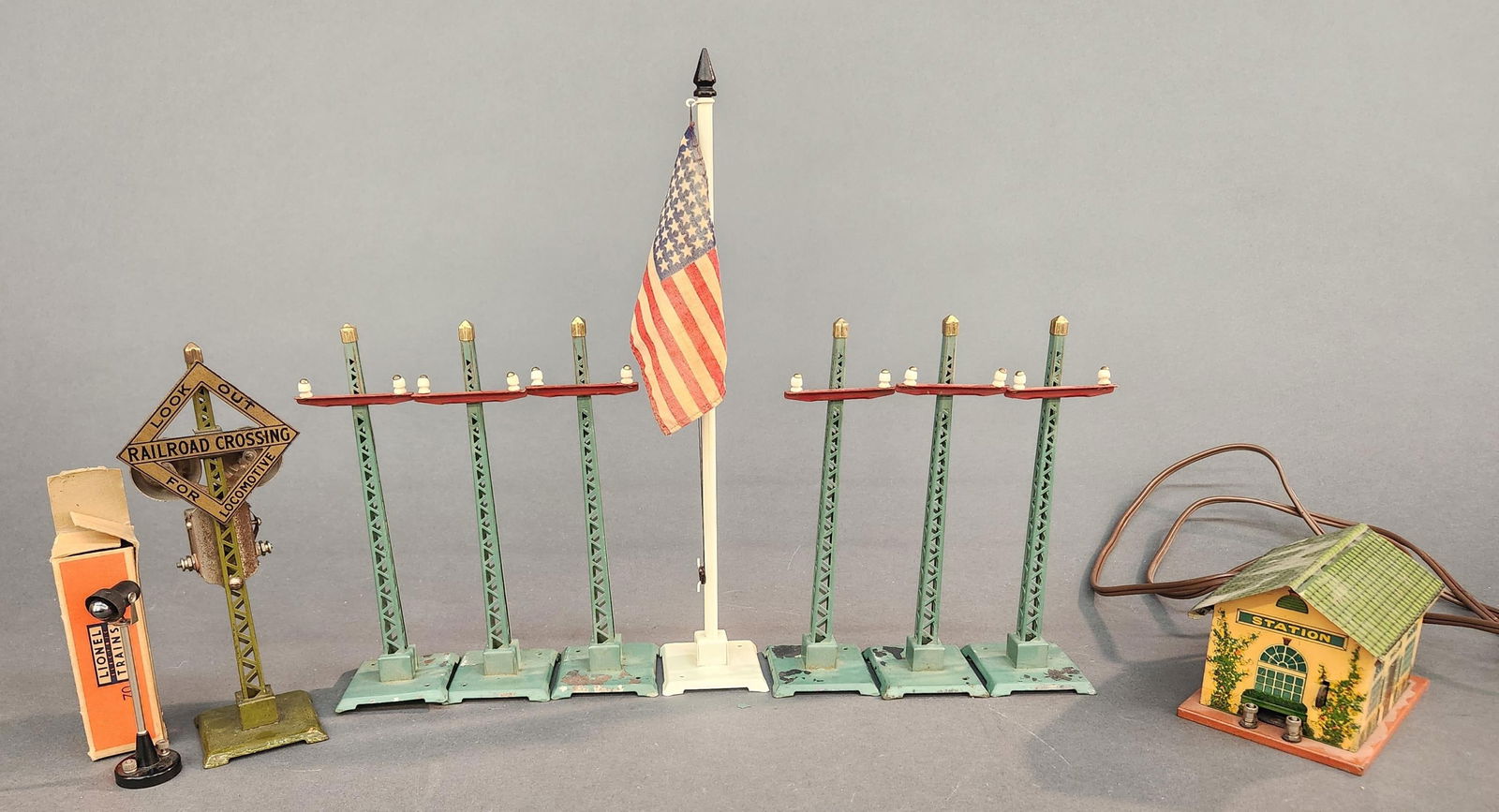 11 Prewar Lionel accessories (1 of 7)