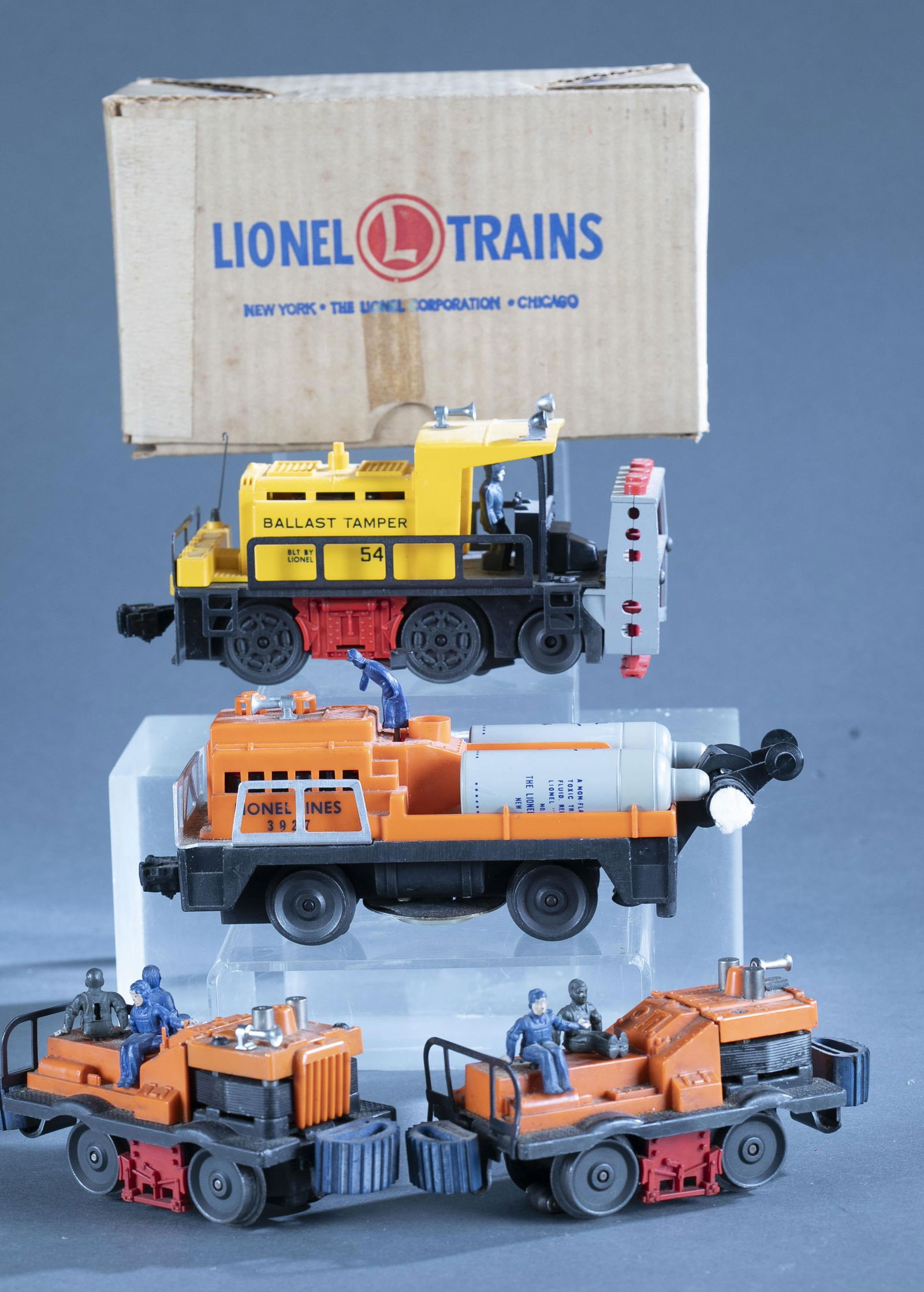 4 Postwar Lionel O Gauge maintenance vehicles (1 of 4)
