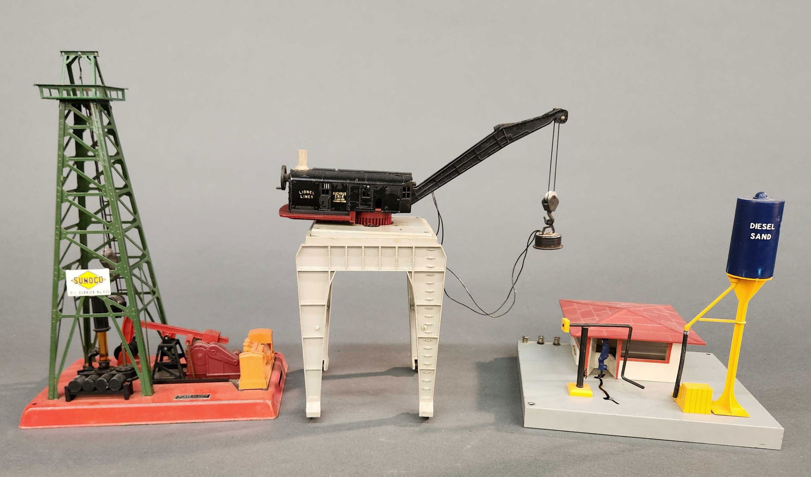 3 Postwar Lionel accessories (1 of 5)