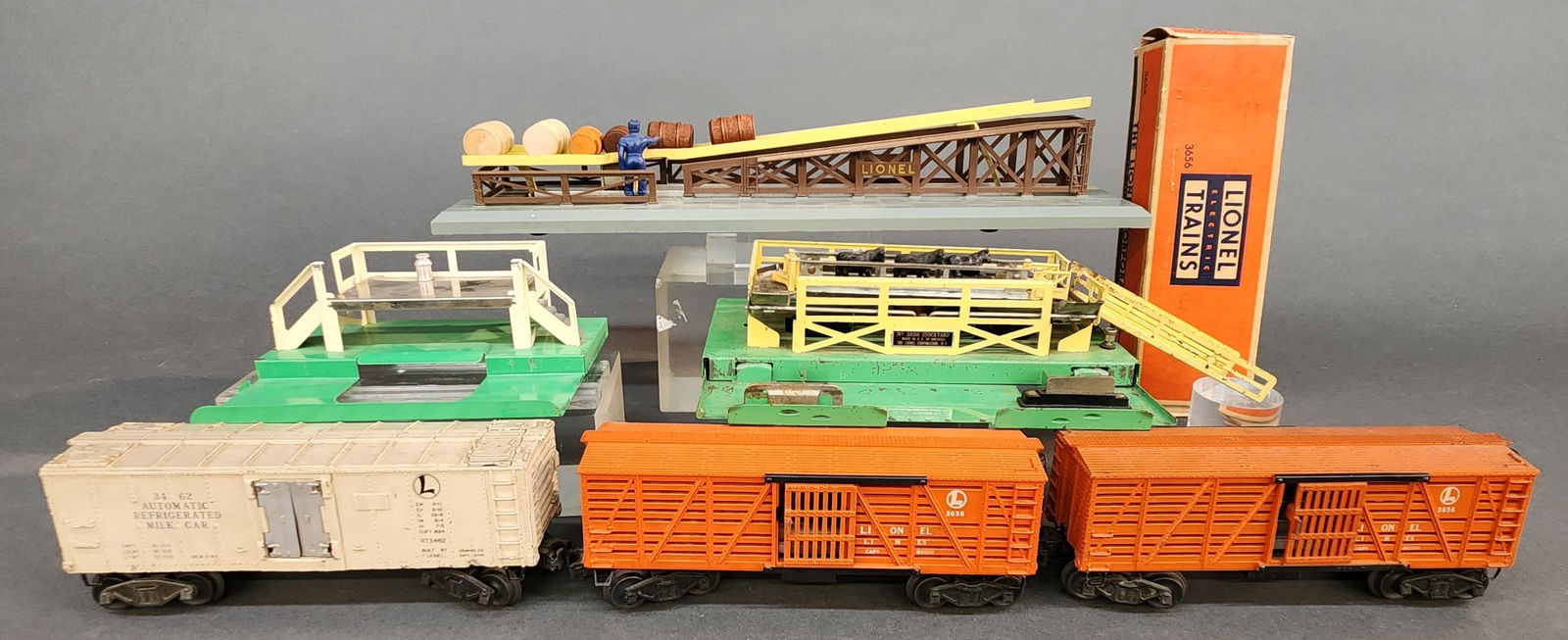 3 Postwar Lionel accessories and 3 cars (1 of 6)