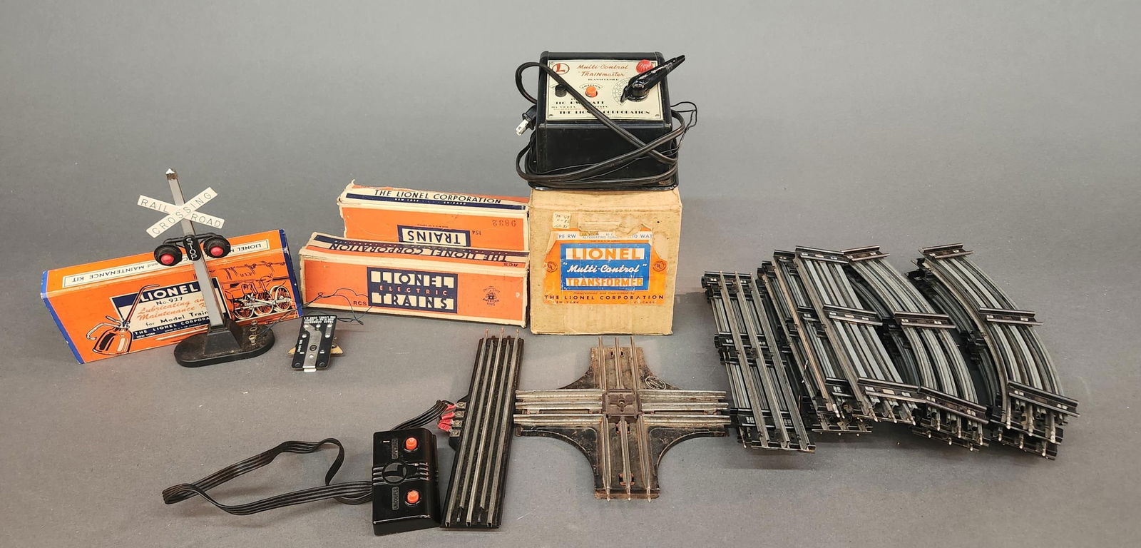 Postwar Lionel accessories (1 of 4)