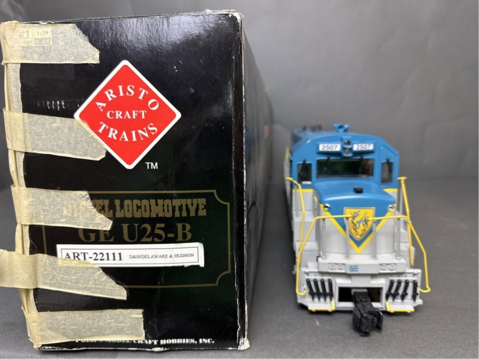Aristo Craft G Scale No. 22111 GE U25-B engine: An Aristo Craft (Railway Express Agency) G Scale No. 22111 Delaware and Hudson GE U25-B #2507 engine. Box: 6" x 24" x 4" Condition: tested runs F/B