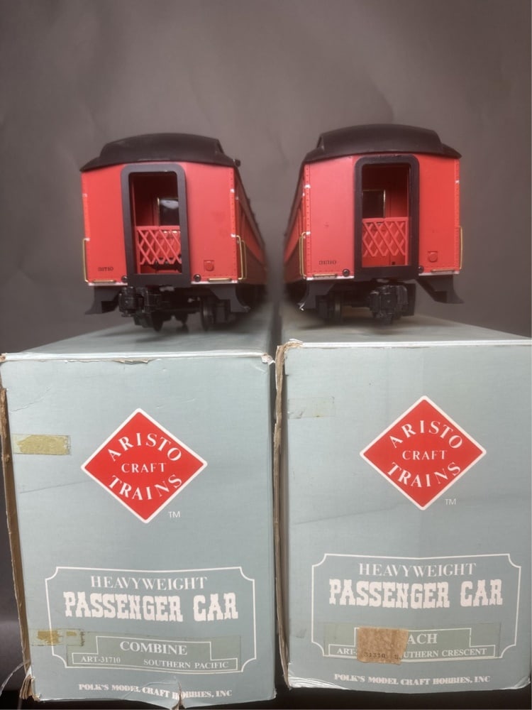 2 Aristo Craft G Scale SP passenger cars in box: A group of two Aristo Craft (Railway Express Agency) G Scale Southern Pacific Daylight heavyweight passenger cars in box. ++ No. 31310 coach car. Car numbered 1310. ++ No. 31710 baggage car. Car numbe