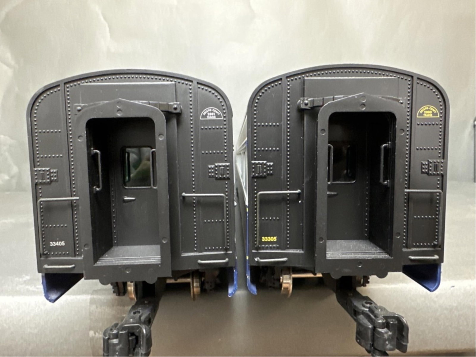 2 Aristo Craft G Scale B&O smoothside cars: An Aristo Craft Railway Express Agency) Baltimore and Ohio smoothside No. 33405 New Castle passenger and No. 33405 Maumee River observation car. 6" x 4" x 31" Condition: New Castle has scratches on to