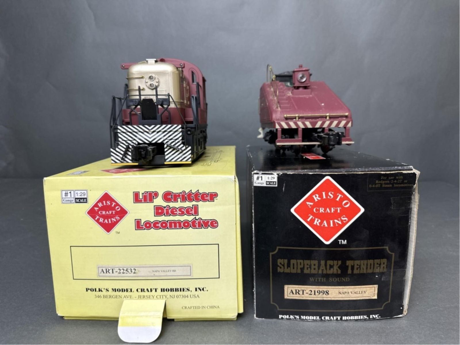 Aristo craft Napa Valley Wine Train - lil critter: Aristo craft Napa Valley Wine Train - lil critter diesel locomotive and slope back tender with sound - ART 22532 and 21988 Locomotive (measured) tested runs F/B; both come with original boxes. R8 9W 4