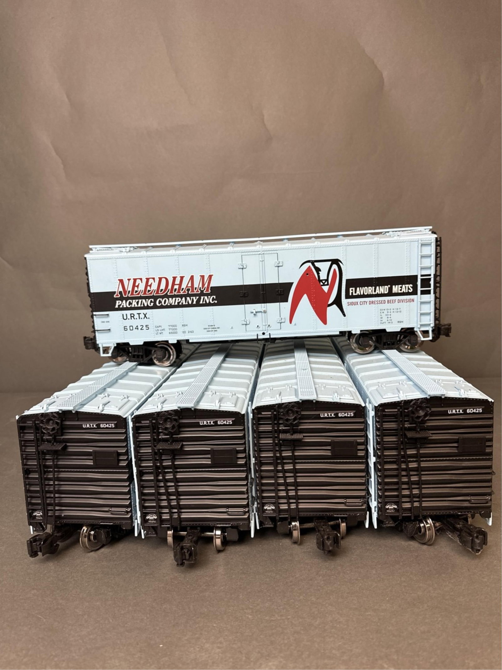 Aristo craft reefer cars (5 total) - URTX - Needha: Aristo craft reefer cars (5 total) - URTX - Needham Packing Co - ART 46247. Cars do NOT come with boxes - see pictures for imperfections; all car numbers are 60425. 17W 4D 6H Condition: All Train and 