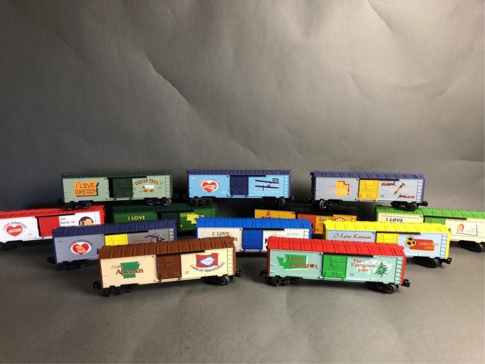 LIONEL - 12 Miscellaneous box cars (1 of 20)