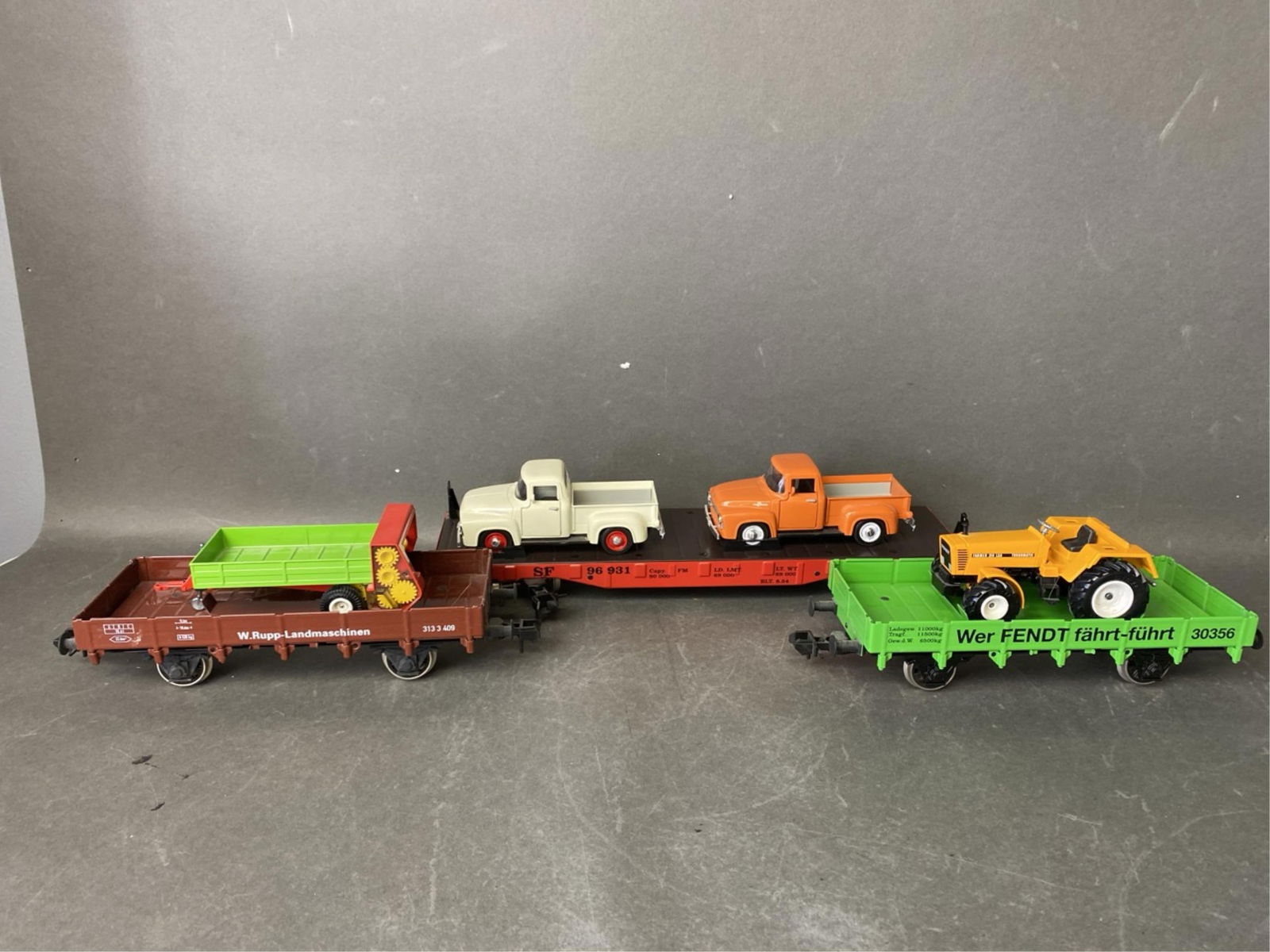 Marklin 1gauge/G-scale ATSF flat car with Ford Tru (1 of 20)