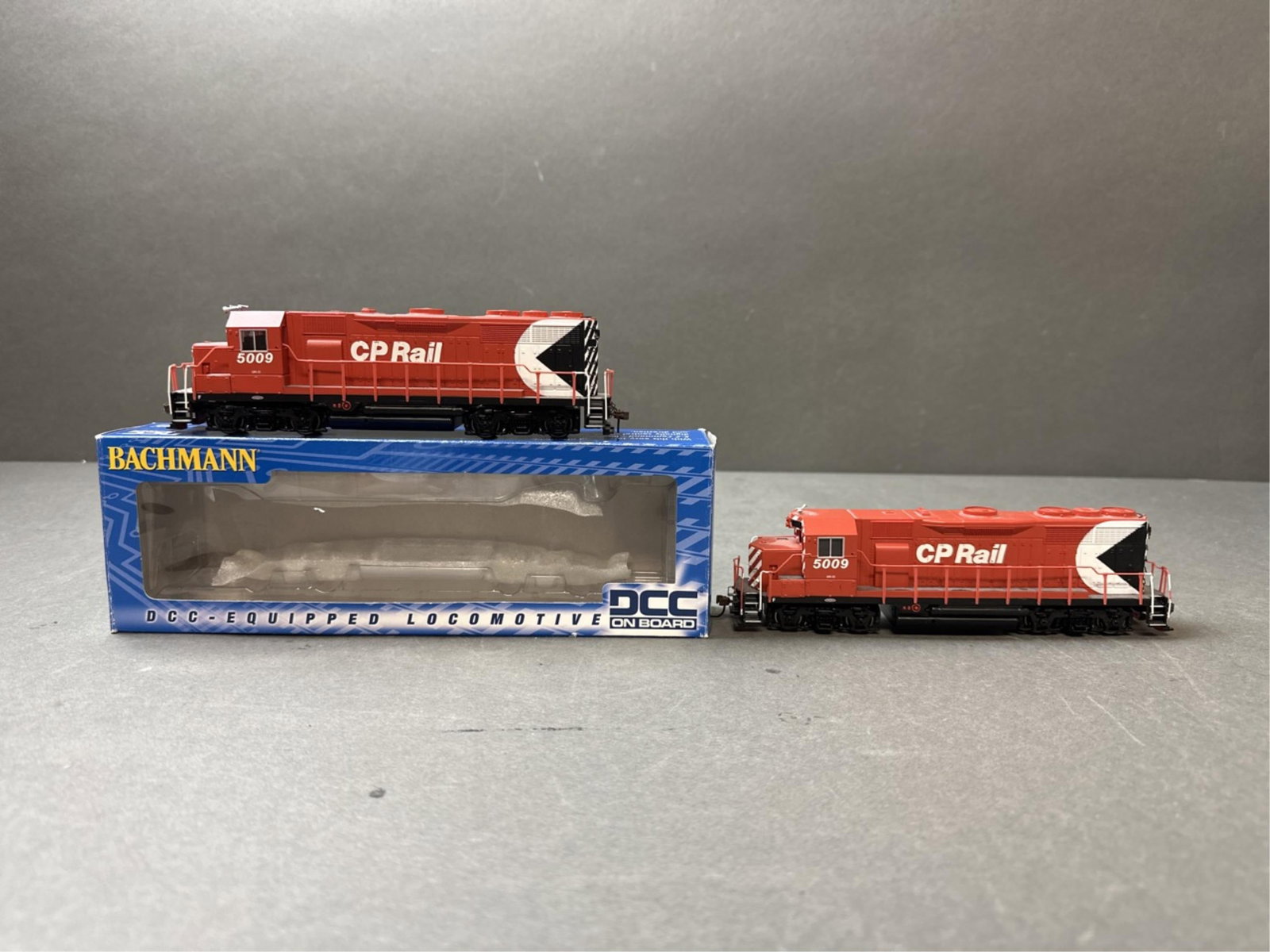 Bachmann HO GP 35 Diesel Locomotives - CP Multimar: DCC Equipped, both cars #5009, both tested run F/B, only one comes with a box - one is missing decorative horns on top (front - pictured)