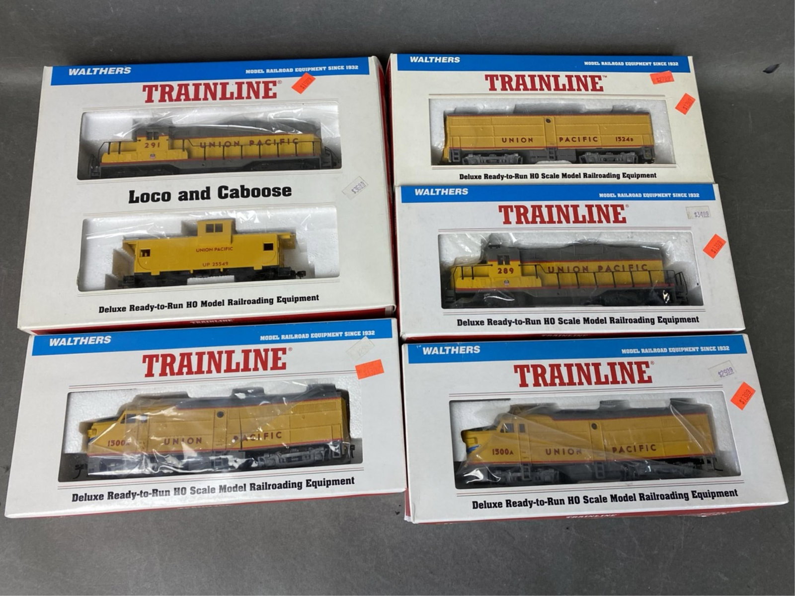 Walthers Trainline HO scale locomotive and caboose (1 of 18)