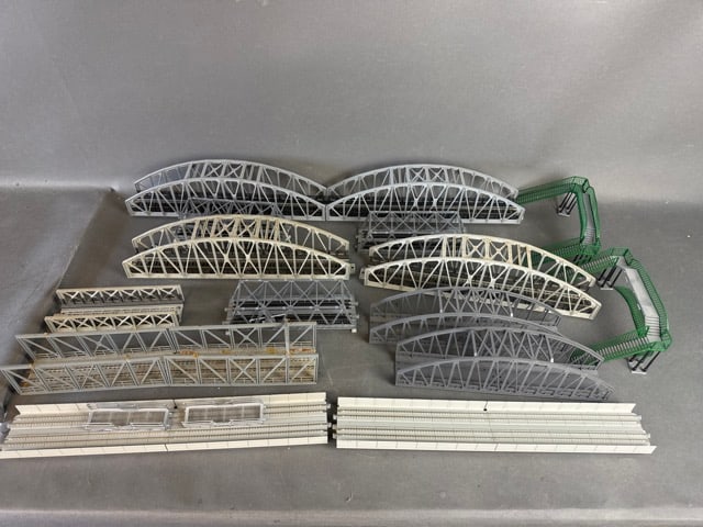 Roco, Kato, Playcraft HO Scale Bridges and Platfor: HO scale. Roco truss bridge sections 18? (two attached), others as shown. Several loose pieces.