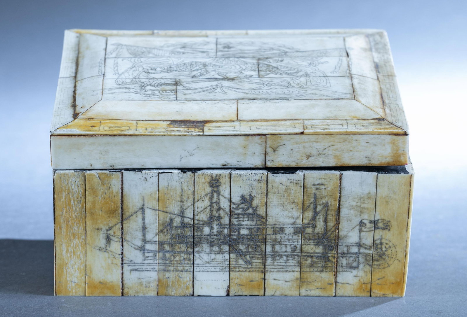 Vicksburg, MS commemorative scrimshaw box.: A Siege of Vicksburg, Mississippi commemorative scrimshaw bone box. Late 19th century/20th century. Lid features crossed Beauregard battle flags over eagle and crossed swords with "VICKSBURG/ MISSISSI