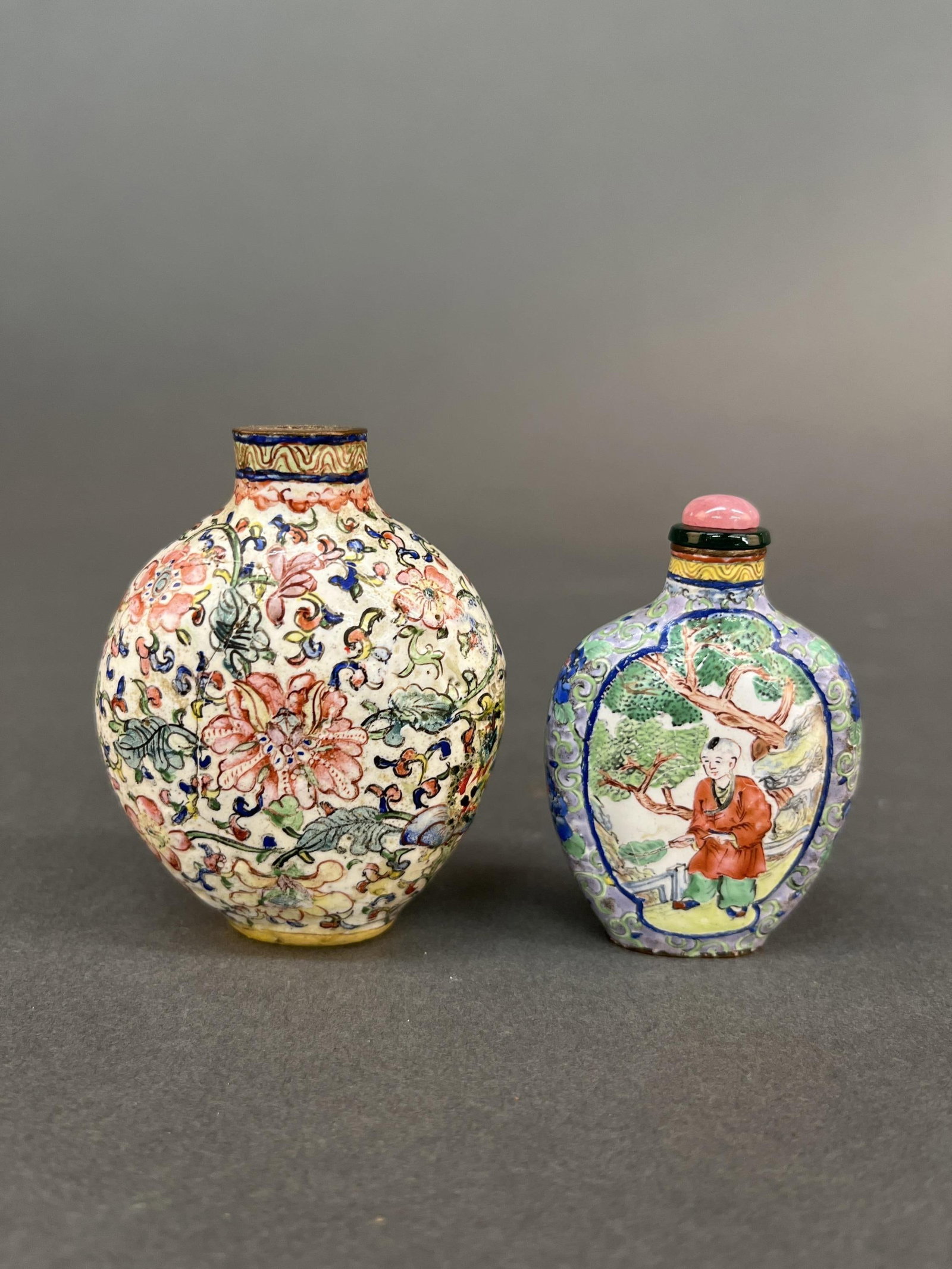 2 Painted snuff bottles.: A group of two painted snuff snuff bottles. Marked on bottom. Largest: 2 7/8".