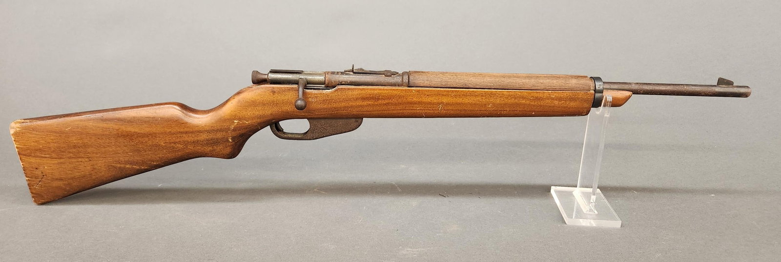 Hoban No. 45 single shot Boy?s Rifle, .22 Cal.: [Modern Firearm] A Hoban No. 45 single shot Boy?s Rifle, .22 S, L, & LR. Blued finish. 20" barrel. No serial. 35" overall. Condition: Fair condition. 30% of original finish. Oxidation across metal. Da