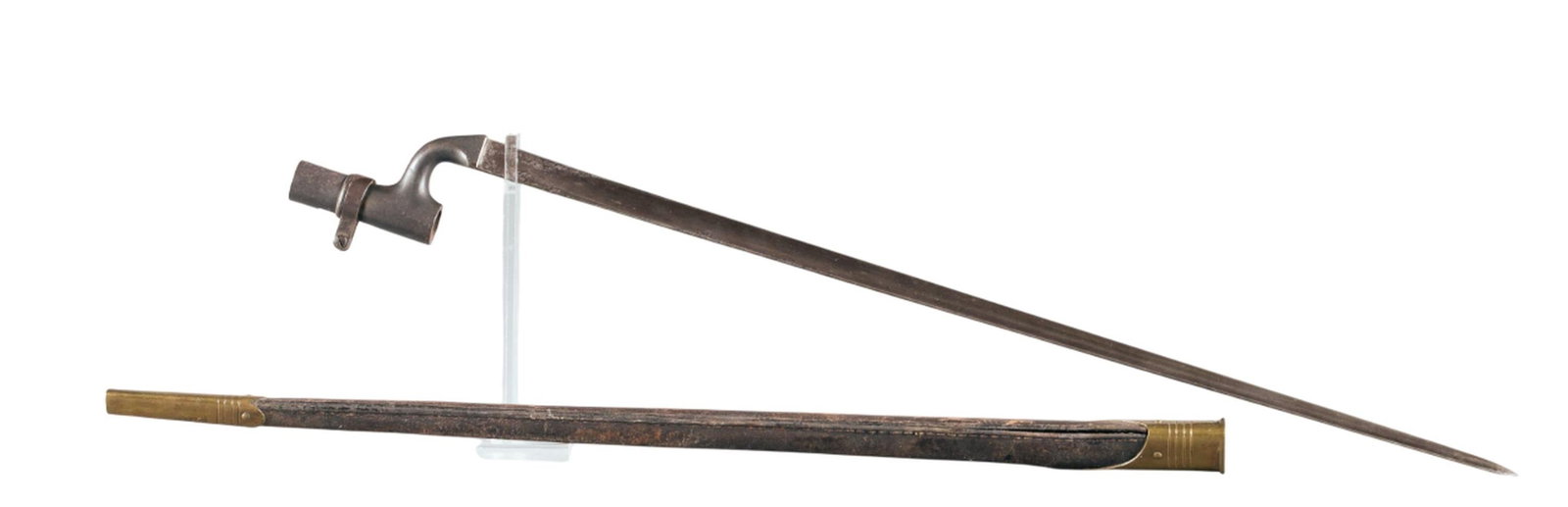 British Pattern 1876/95 bayonet and scabbard: A British Pattern 1876/95 bayonet and scabbard for a Martini Henry rifle. 21 1/2" blade marked broad arrow mark. 25" overall. Scabbard with broad arrow proof. 22" overall. Condition: Splitting of scab