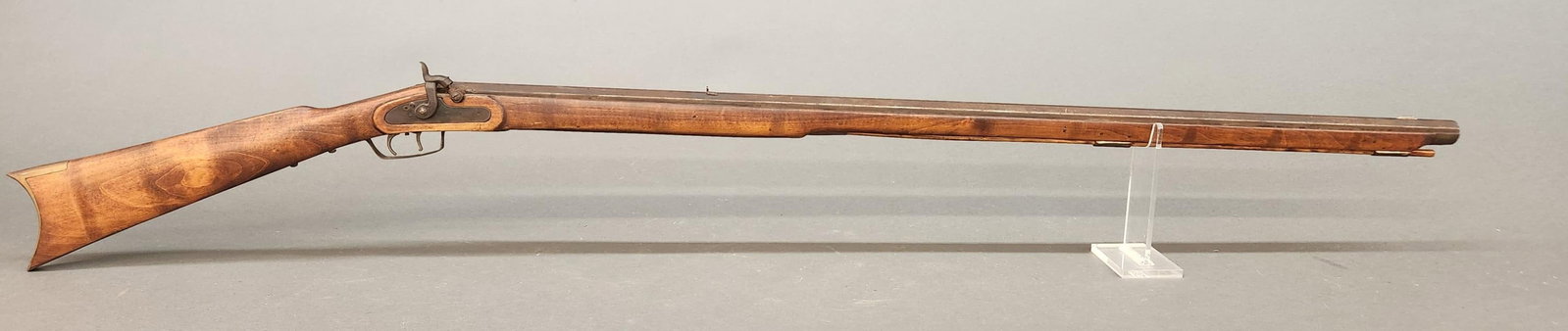 Kentucky percussion kit rifle, 43 Cal.: [Antique Firearm] A Postwar Kentucky percussion kit rifle, 43 Caliber. 41" octagon barrel. Walnut stock. Set trigger. 58" overall. Condition: Fair condition. Brown patina with oxidation on metal. Hamm