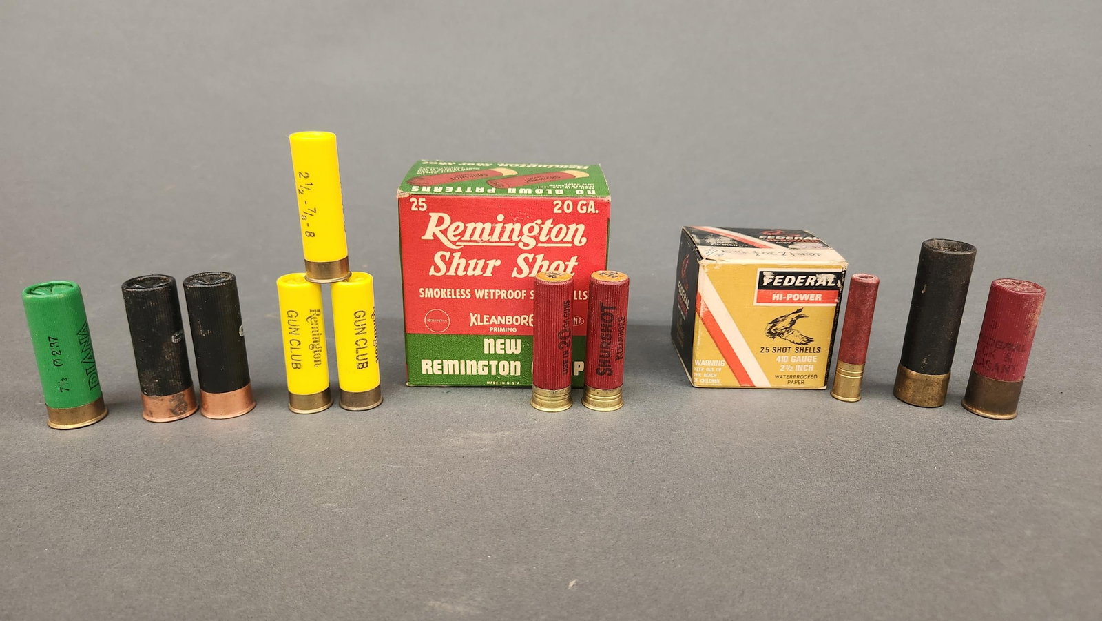 Federal .410 and mixed 20 and 12 Gauge shells.: A group of Federal .410 and mixed 20 and 12 Gauge shells. ++ Federal .410 2 1/2" 1/2 oz 7 1/2 shot paper cartridges, 25 rounds. ++ Remington 20 Gauge Shur Shot paper shells, 7 shells.