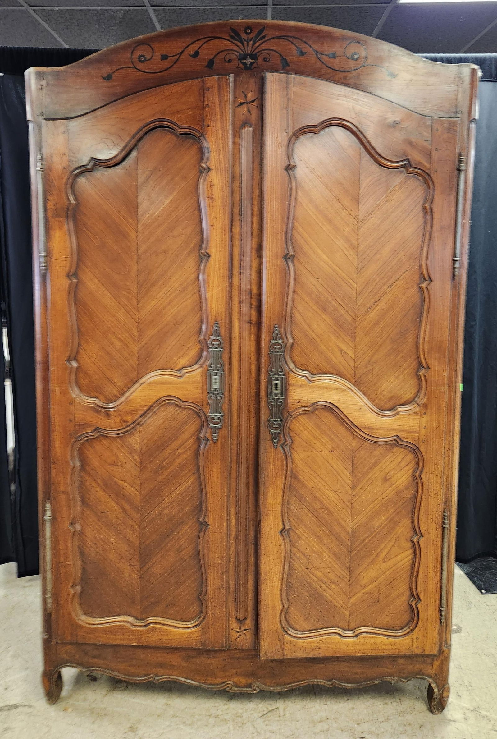 French Provincial oak armoire. (1 of 9)