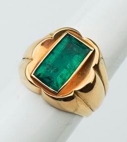 18KYG Emerald Ring.