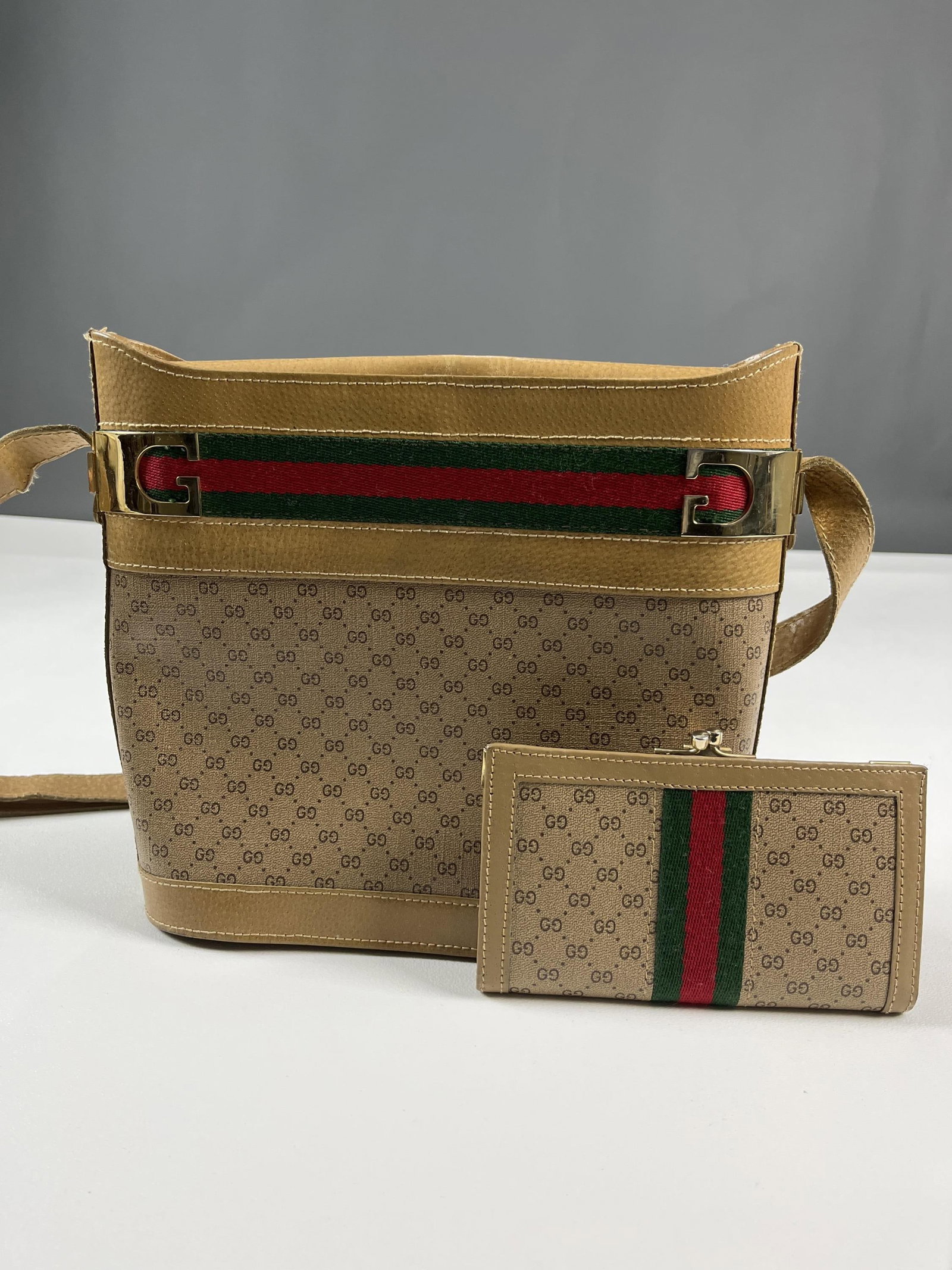 Gucci style shoulder handbag with wallet. (1 of 8)