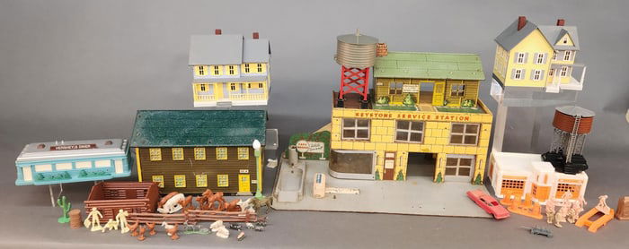 2 Marx tin litho buildings, models, loose figures