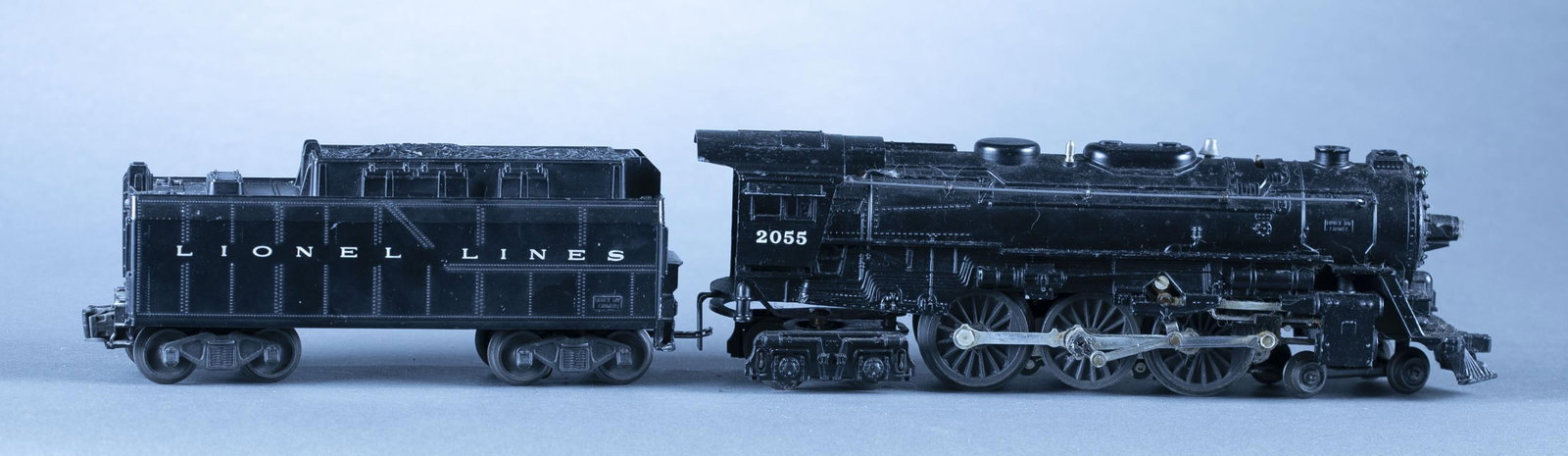 Postwar Lionel O Gauge #2055 Hudson & tender: A Postwar Lionel O/ O27 Gauge No. 2055 Hudson type 4-6-4 locomotive and No. 6026W tender with box. Condition: C6. Untested. Box damaged.