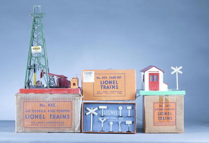 3 Postwar Lionel accessories with box