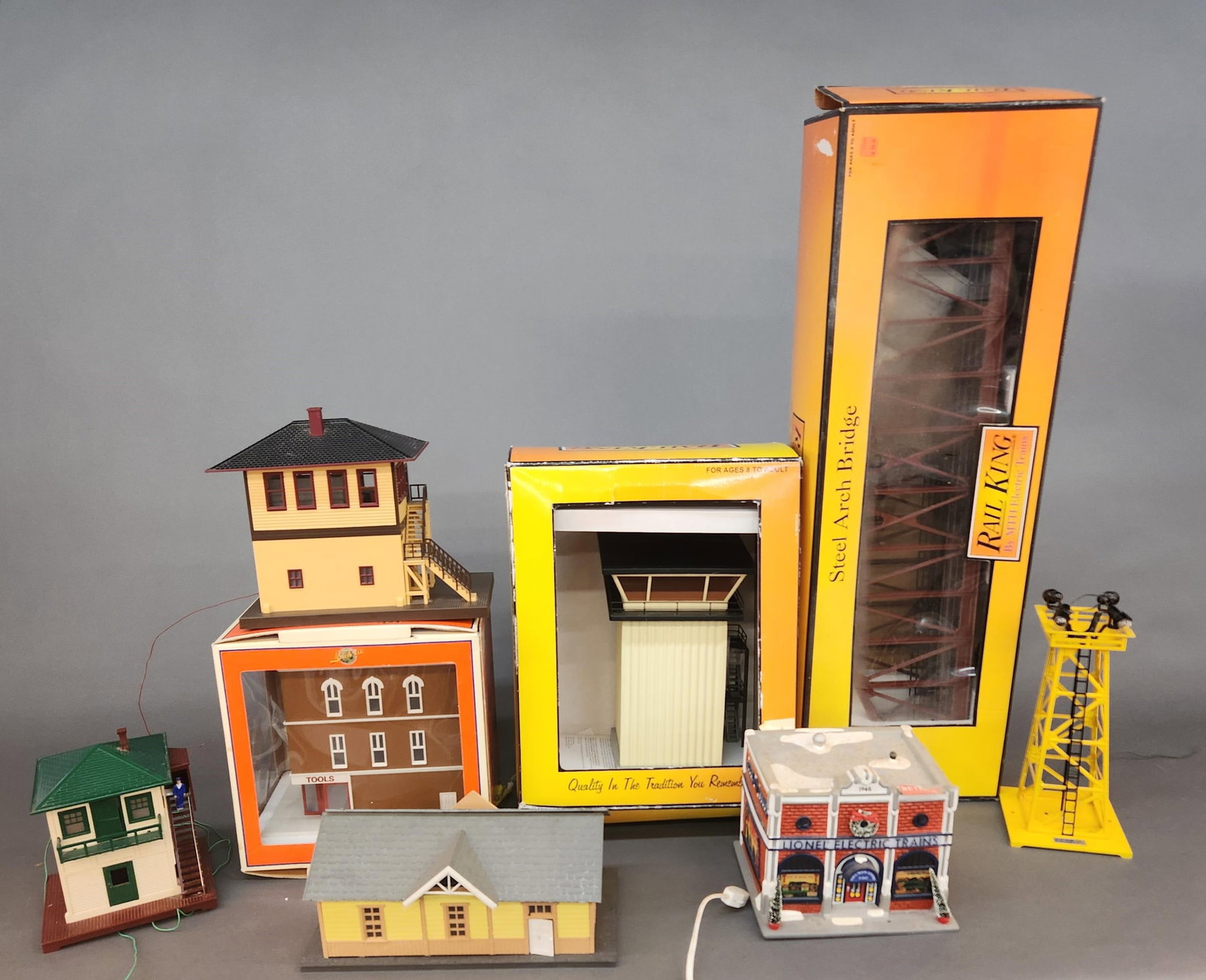 8 MTH Rail King & Lionel O Scale accessories: A group of eight MTH Rail King and Lionel LLC O Scale accessories. ++ MTH No. 40-1031 Rust Steel Arch Bridge mint in box. 7" x 32" x 10" ++ MTH No. 30-90167 Conway Yards Yard Master Tower. Includes
