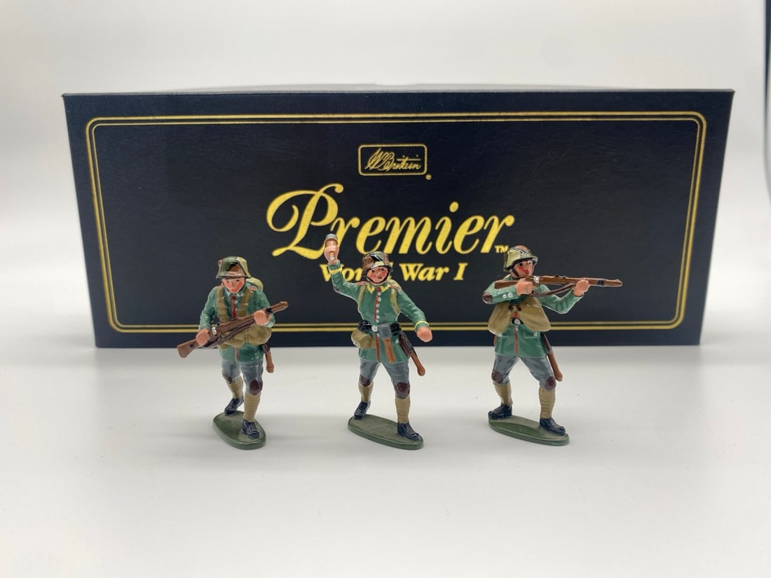 W Britain WWI German soldiers.: A group of W Britains Premier WWI German Storm Trooper soldiers from a Trench Raiding Party. Missing one in box.
