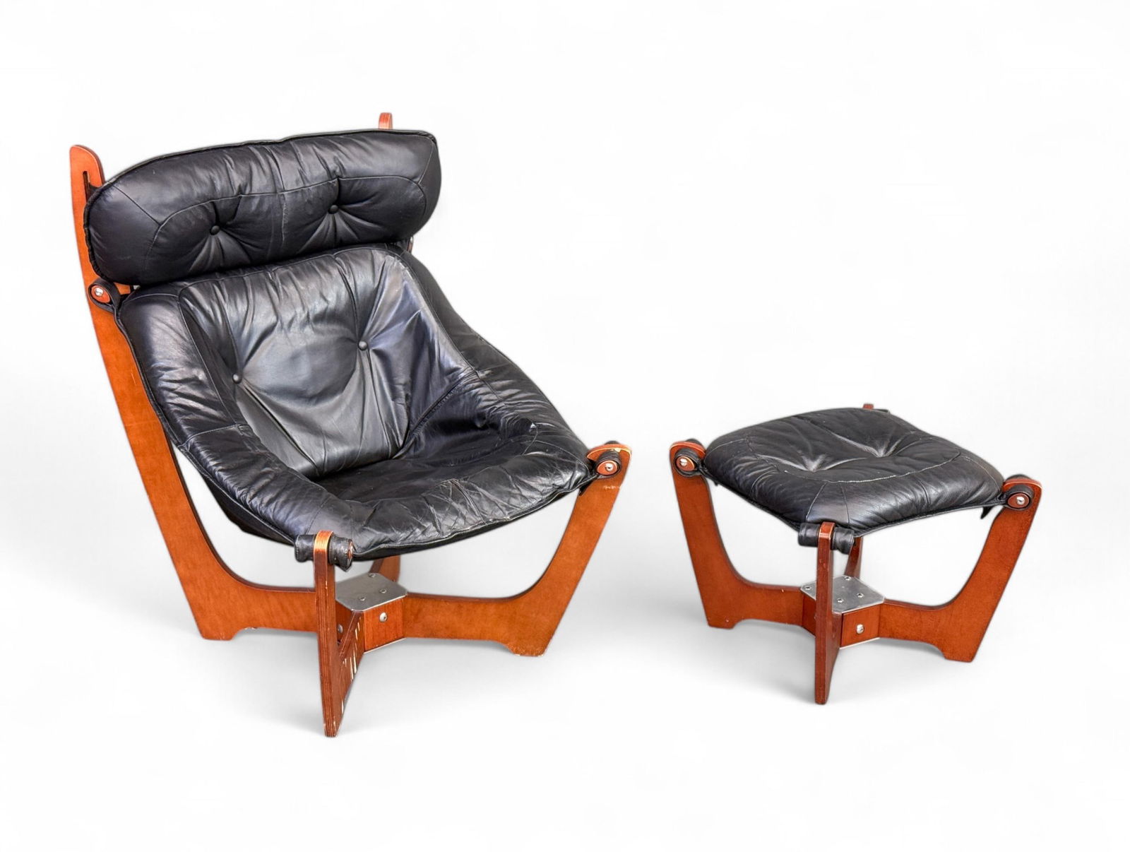 IMG Norway Luna chair and ottoman. (1 of 10)