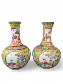 2 Chinese porcelain vases.