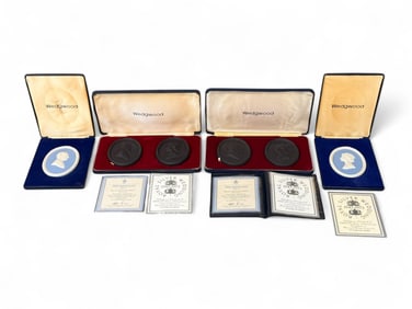 4 Wedgwood boxed 1972 Silver Wedding medallions.