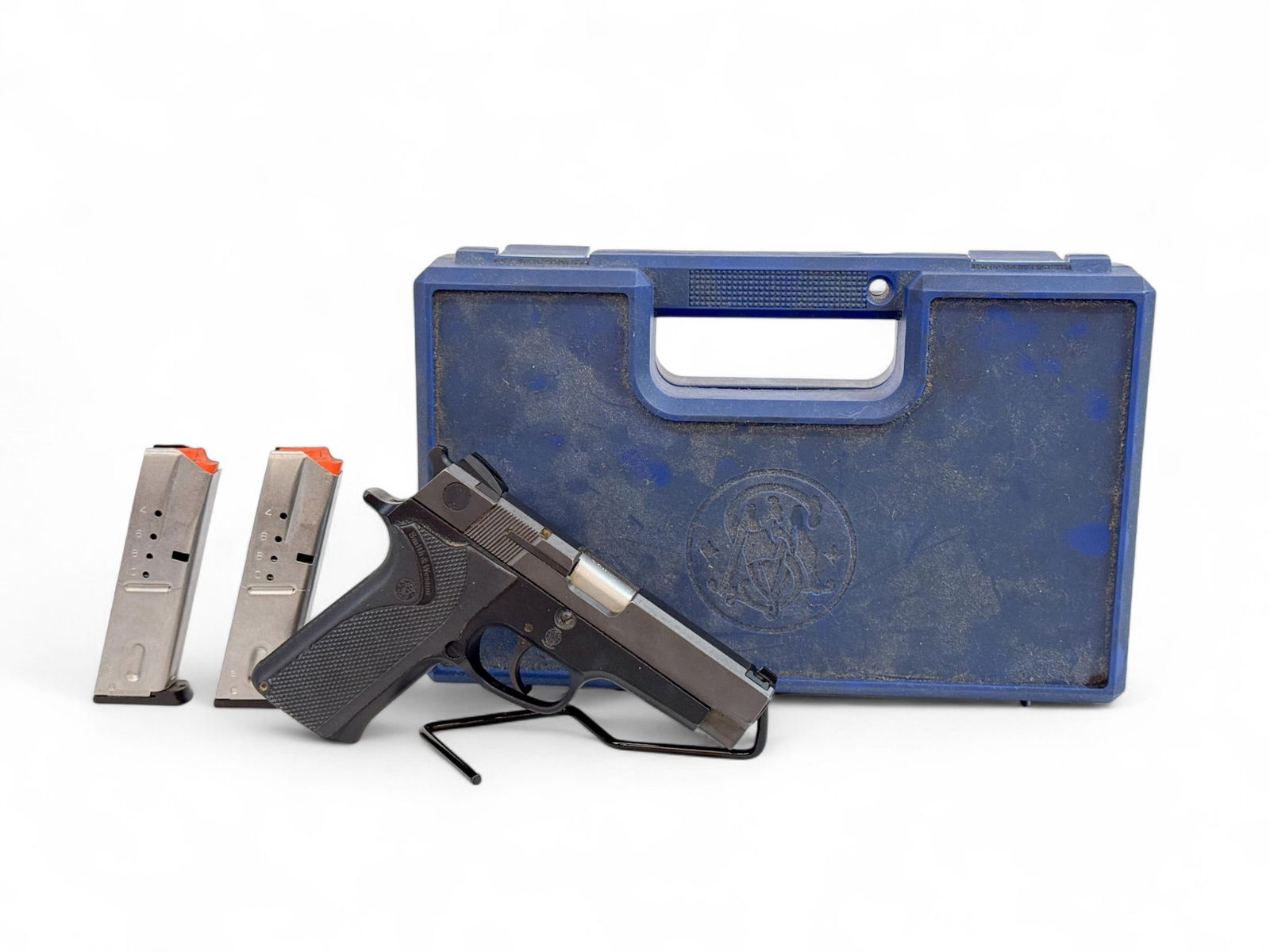 S&W M910 semi-auto pistol, 9mm: [Modern Firearm] A Smith and Wesson model 910 semi-automatic pistol, 9mm. Alloy frame and steel slide. 4" barrel. Includes case and two 10 round magazines. Serial VCU5***. Condition: Very Good conditi