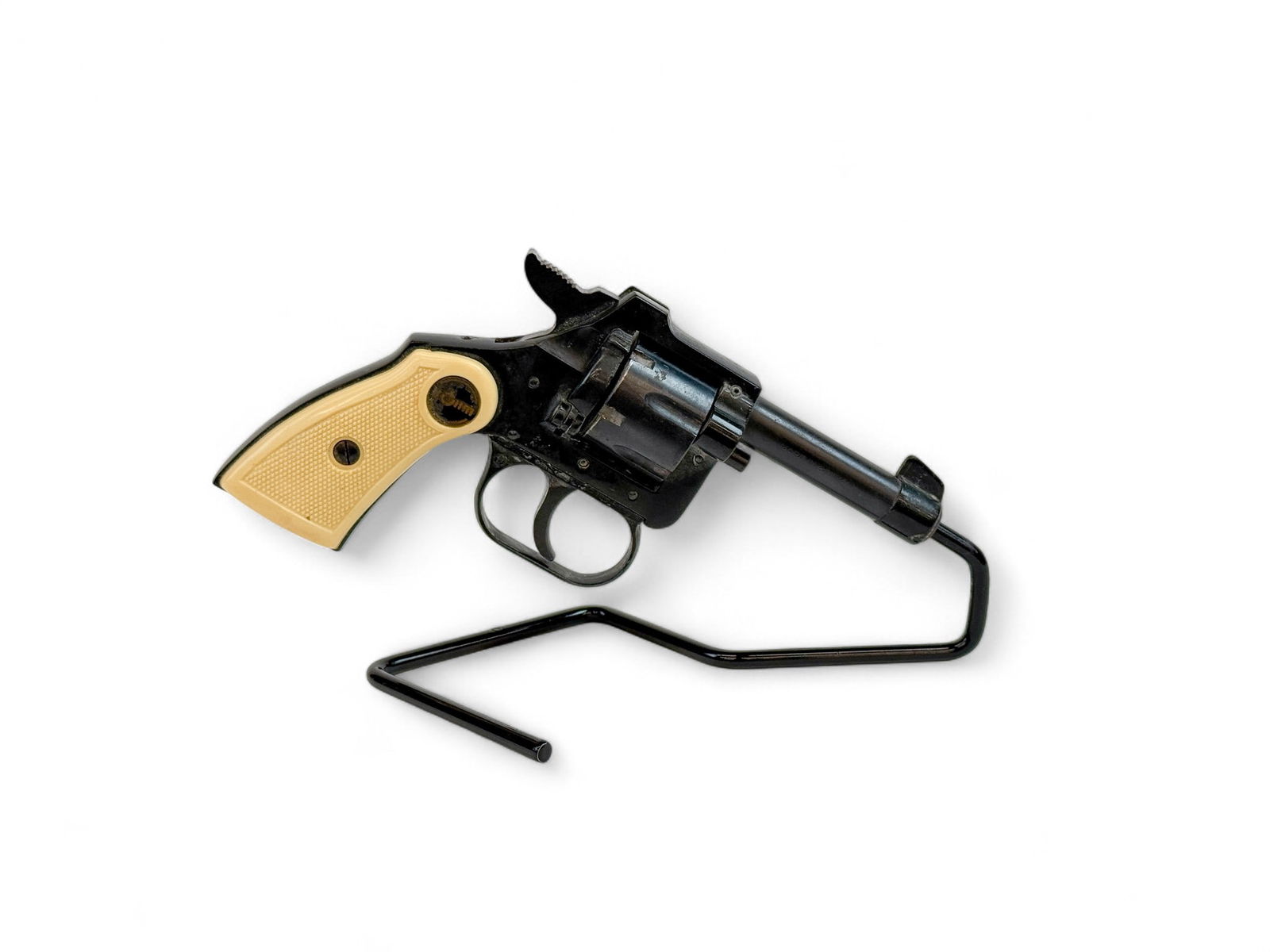 Rohm RG10 revolver, .22 short: [Modern Firearm] A Rohm RG10 double action 6 shot revolver, .22 short. Black finish. 2 1/2" barrel. Plastic grips. Serial 1158*** Condition: Good condition. White residue on frame. Spots of oxidation.