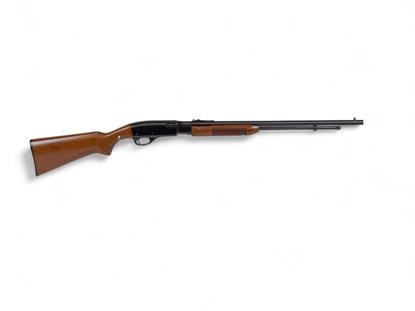 Remington Fieldmaster M572 rifle, .22 Cal.: [Modern Firearm] A Remington Fieldmaster Model 572 slide action rifle, .22 S, L, and L.R. Blued finish. 23" barrel with open sights. Walnut semi pistol grip and fore stock. 42" overall. No serial. Con