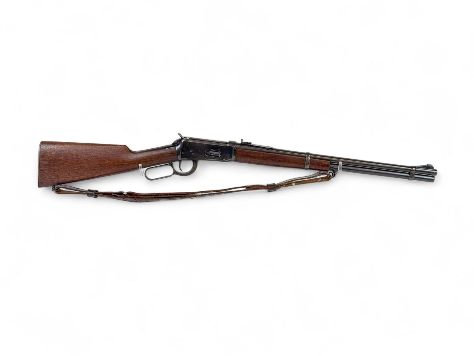 Winchester M94 lever action rifle ,32 Win. Spl.: [Modern Firearm] A Winchester M94 lever action rifle ,32 Win. Spl. Circa 1943. Blued finish. 20" barrel. Walnut fore and straight wrist stock. Includes sling. 37 1/2" overall. Serial 1243***. Curio an