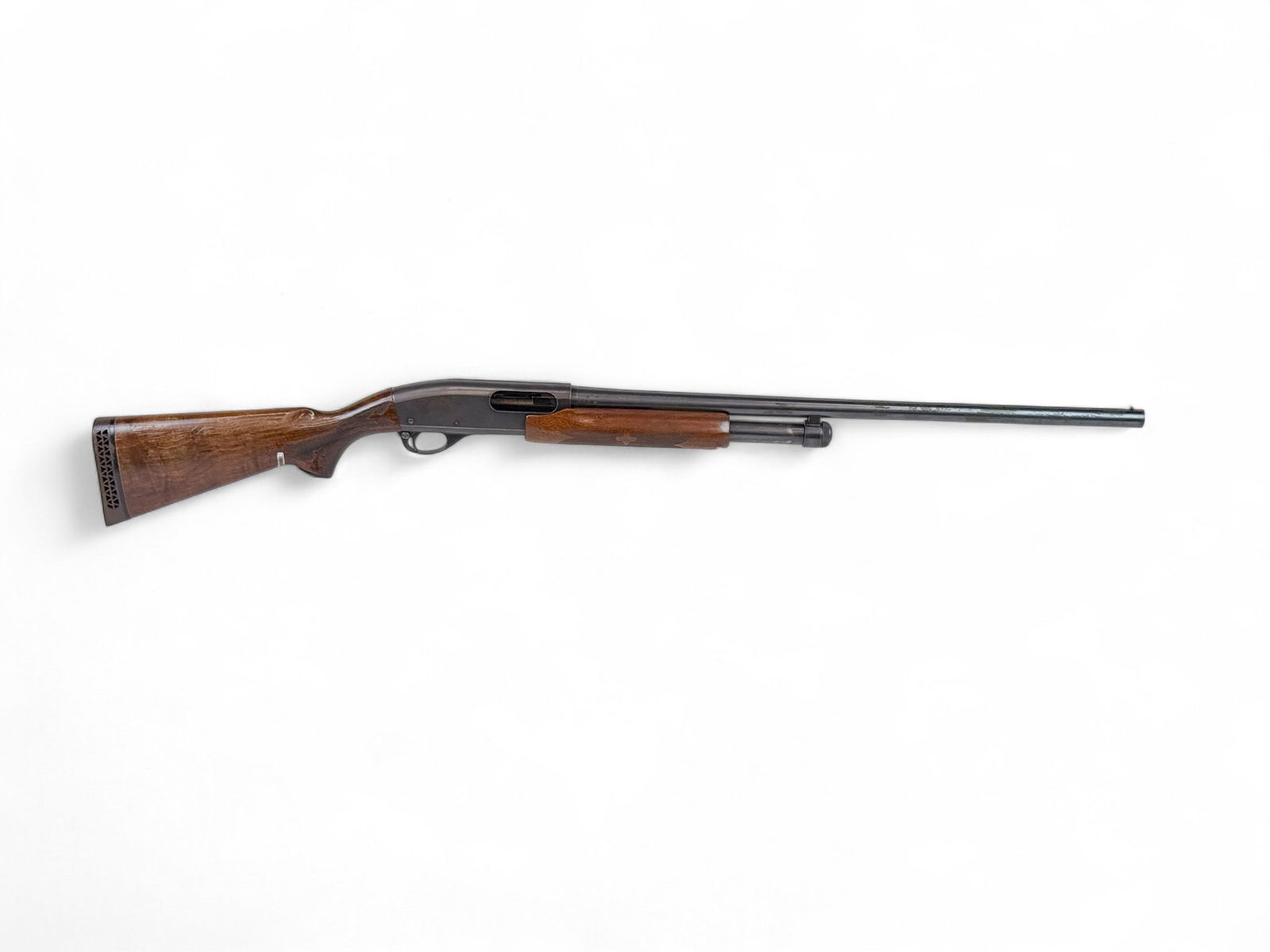 Remington Wingmaster 870 shotgun, 12 Gauge: [Modern Firearm] A Remington Field Wingmaster 870 slide action shotgun, 12 Gauge. Blued finish. 26" Skeet choked barrel. Walnut high gloss checkered pistol grip and fore stock. 14" length of pull. 46"
