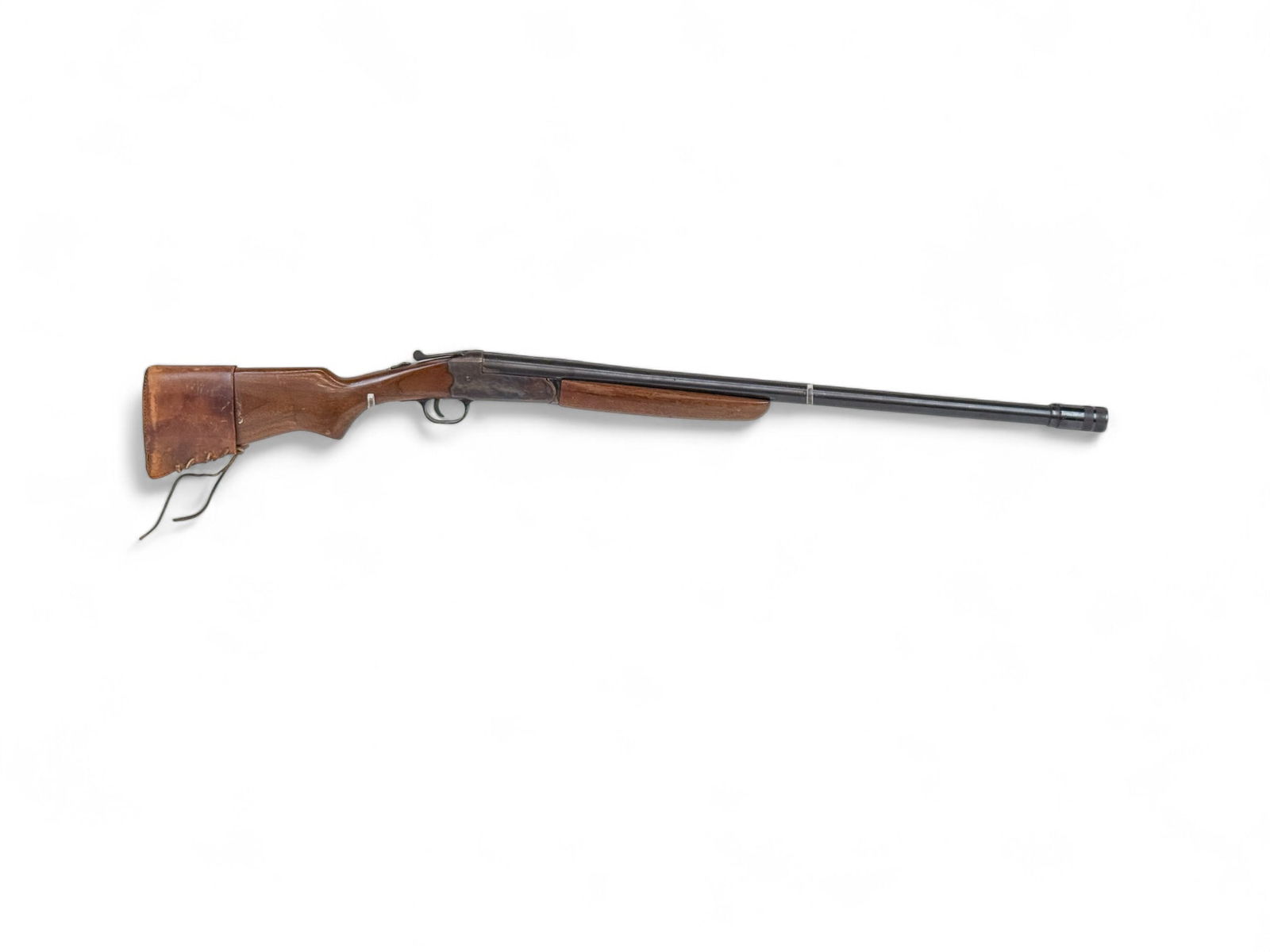 Savage M220AC single shot shotgun, 12 Gauge: [Modern Firearm] A Savage Model 220AC single shot break action shotgun, 12 Gauge. Circa 1938-1965. Case hardened action and blue barrel. 26" barrel with Savage Adjustable chokes. Walnut semi pistol gr