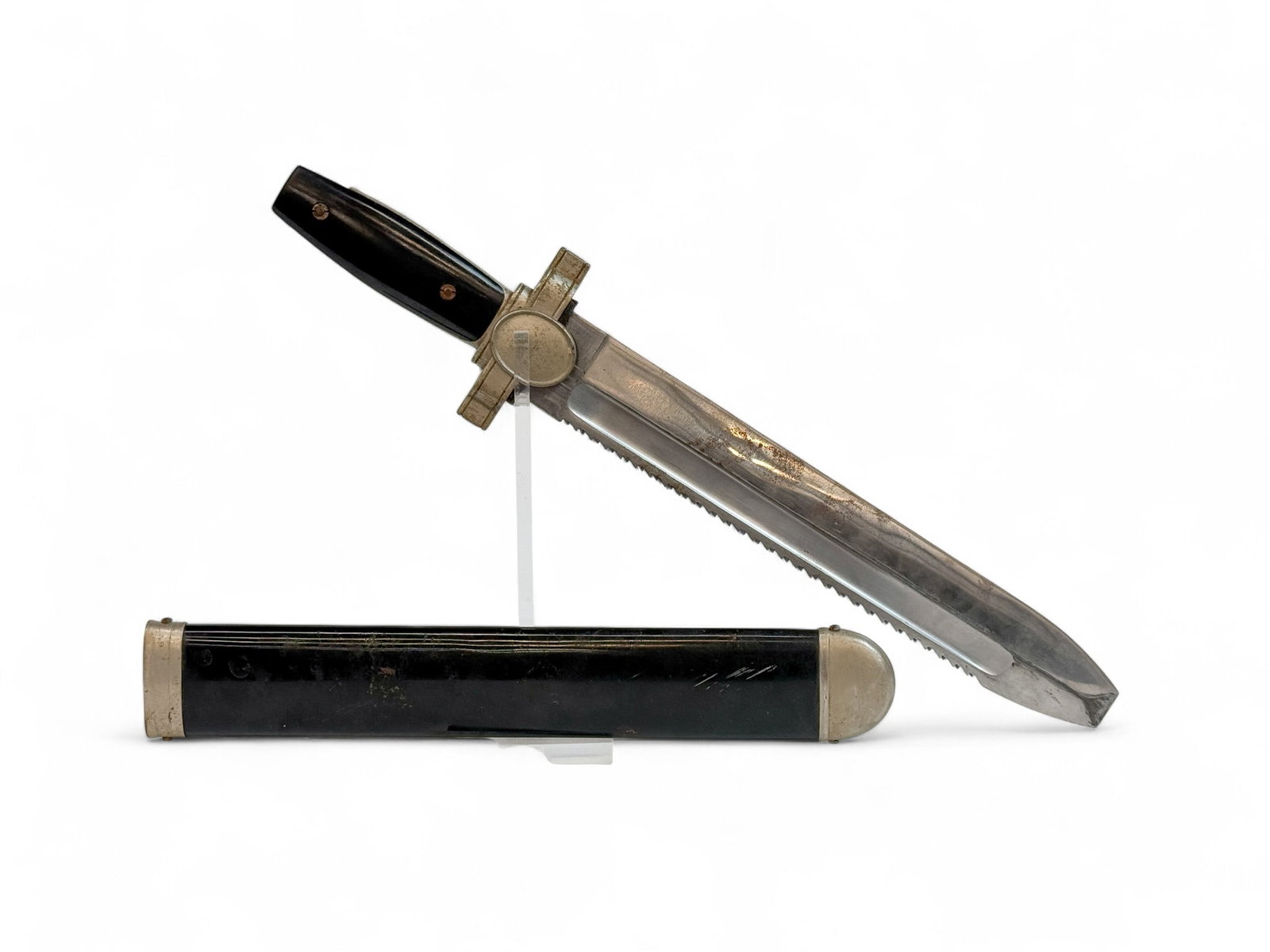 WW2 German Red Cross Hewer knife with scabbard.: A WW2 German Red Cross Hewer knife with scabbard. 10 1/2" blade. 15 1/2" overall. Condition: Tarnish on chromed pieces. Rust on metal. Break in grips and missing pommel.