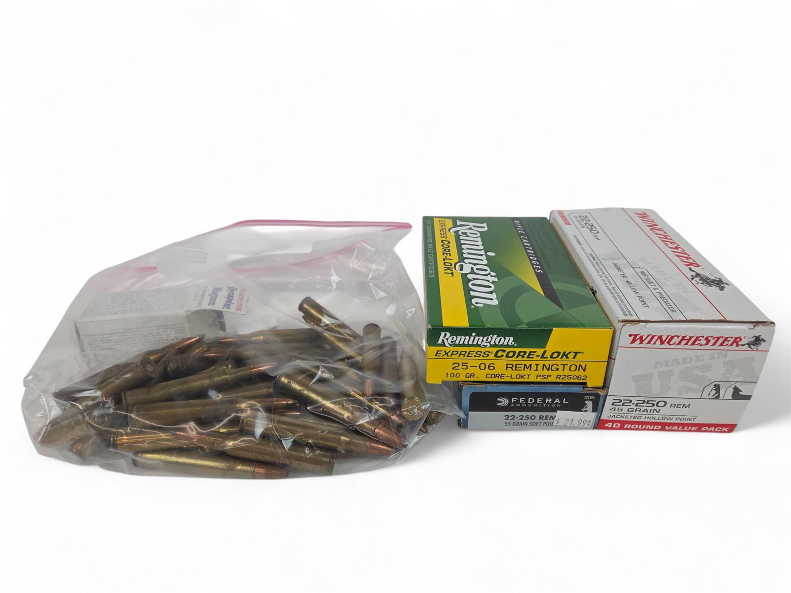 Rifle ammunition, 105 rounds: A group of three boxes 25-06 and 22-250 68 rounds. ++ Box Remington 25-06 100 grain PSP, 14 round. ++ Box Federal 22-250 55 grain sp, 14 rounds. ++ Box Winchester 22-250 45 grain JHP, 40 rounds.++ Par