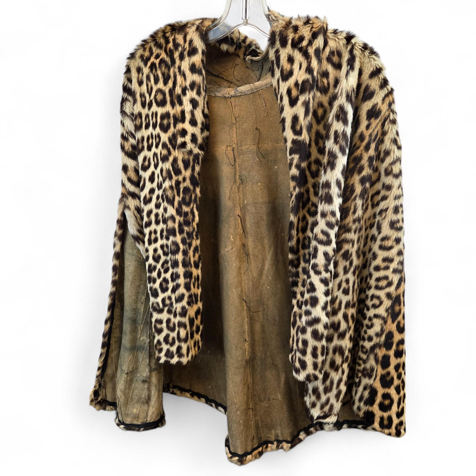 Leopard fur cape VA BUYERS ONLY: *VIRGINIA BUYERS ONLY* A Leopard fur cape. Removed liner. 38" x 19"