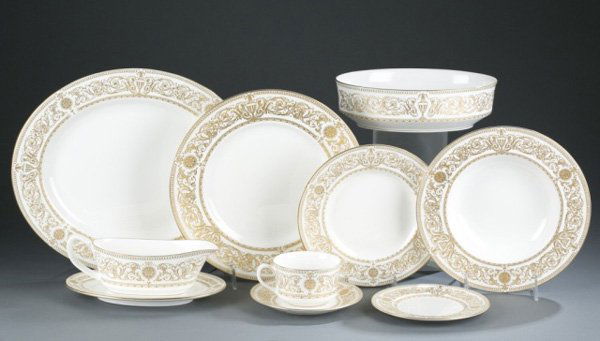 Royal Worcester Hyde Park, service for 12: A set of Royal Worcester Hyde Park china. 1966. Marked on bottom. 69 pieces comprised of: one round serving platter, gravy boat with under plate, two oval serving bowls, 13 cups with 14 saucers, 12 sa