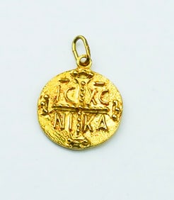 14KYG Embossed Disc Pendant