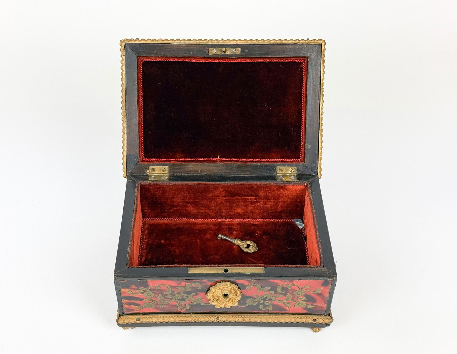 2 Lacquered boxes. - 11