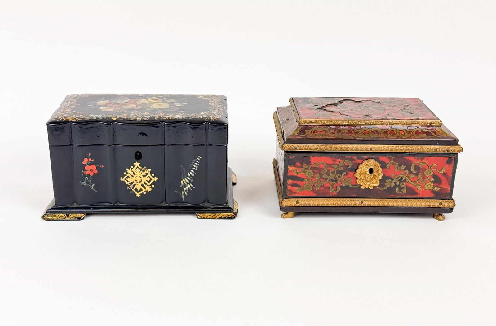 2 Lacquered boxes. - 2