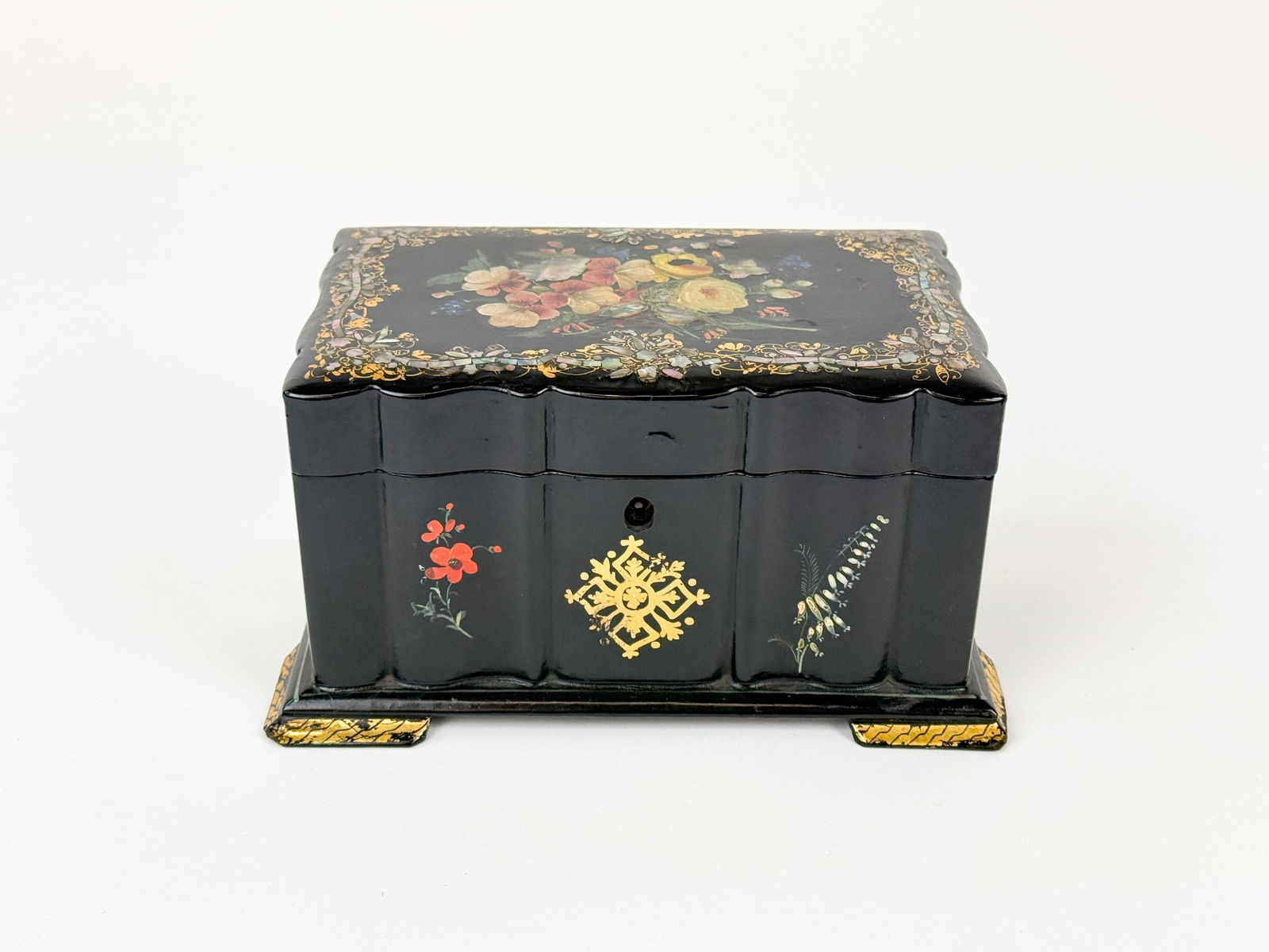 2 Lacquered boxes. - 3