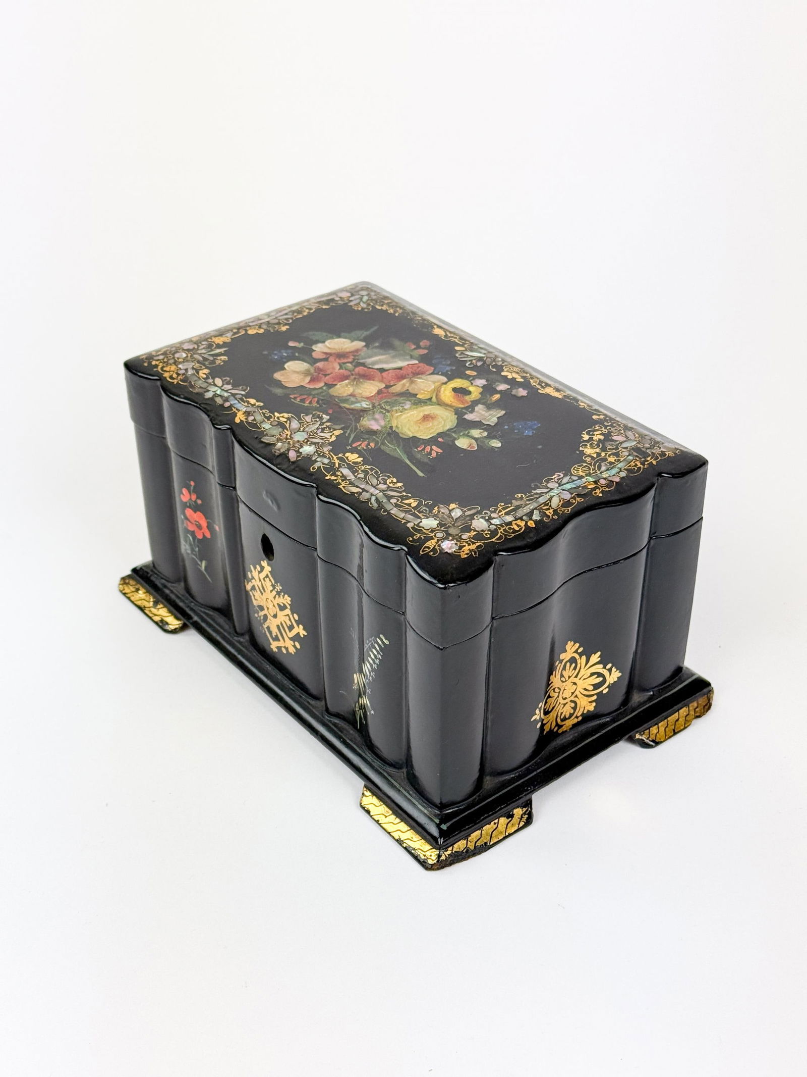 2 Lacquered boxes. - 4