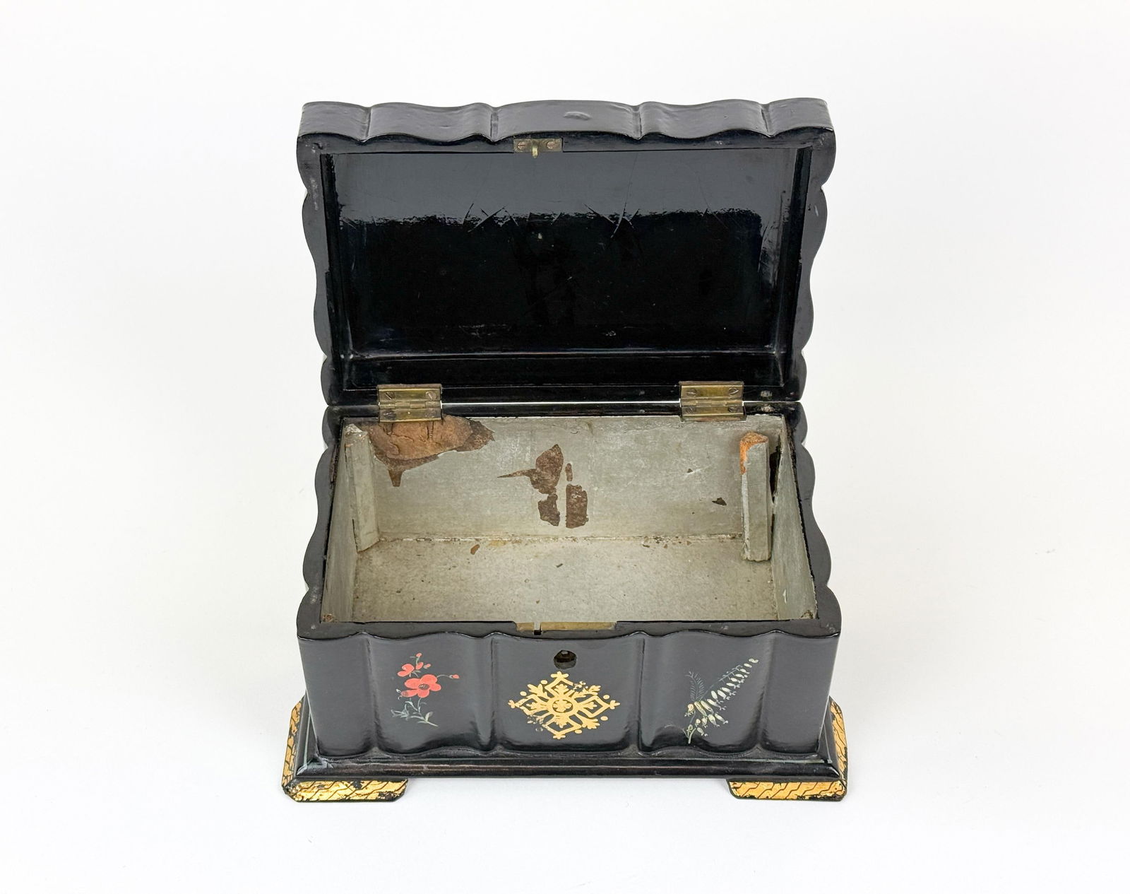 2 Lacquered boxes. - 6